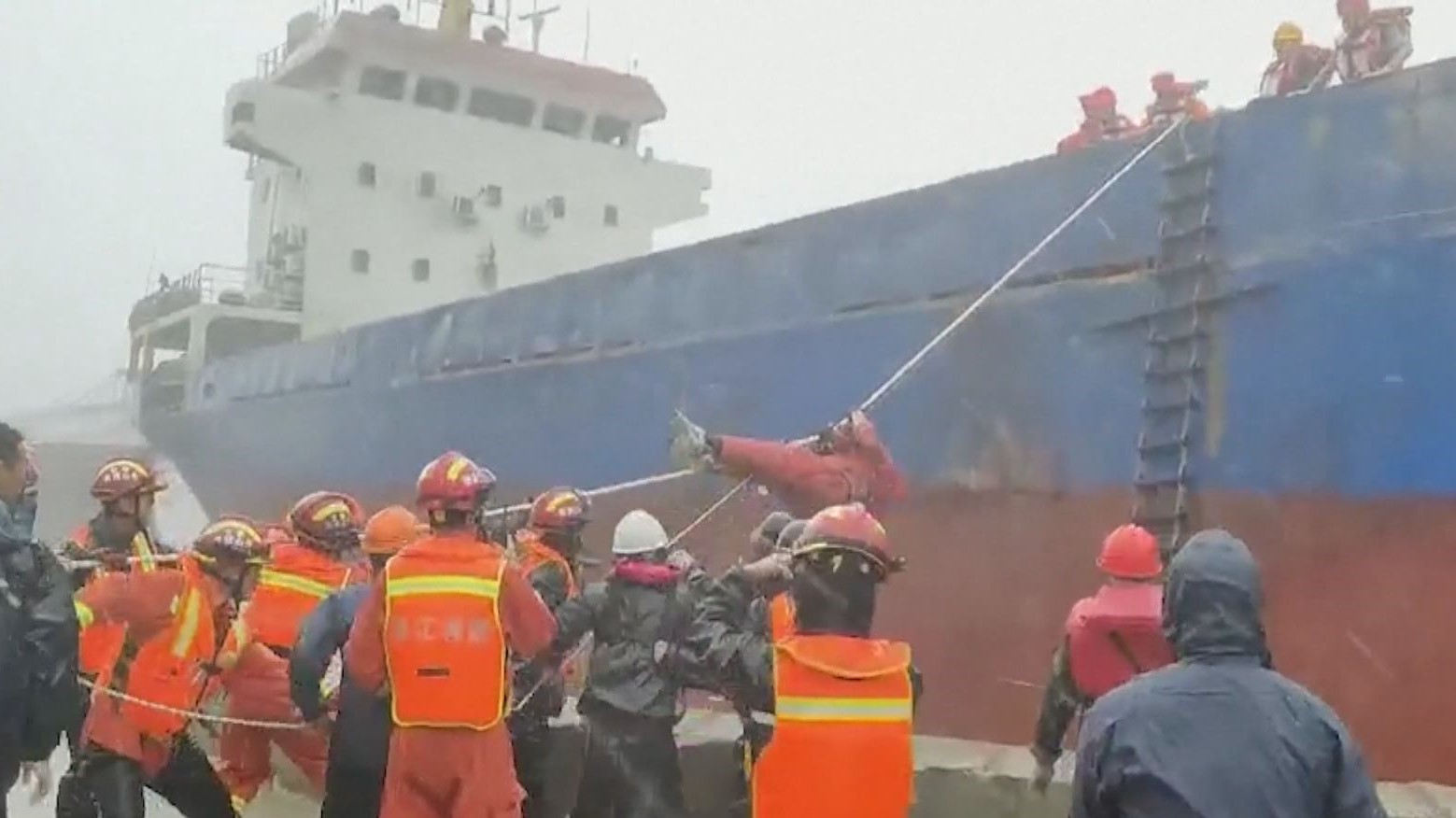 煙花登陸浙江舟山期間帶來狂風巨浪