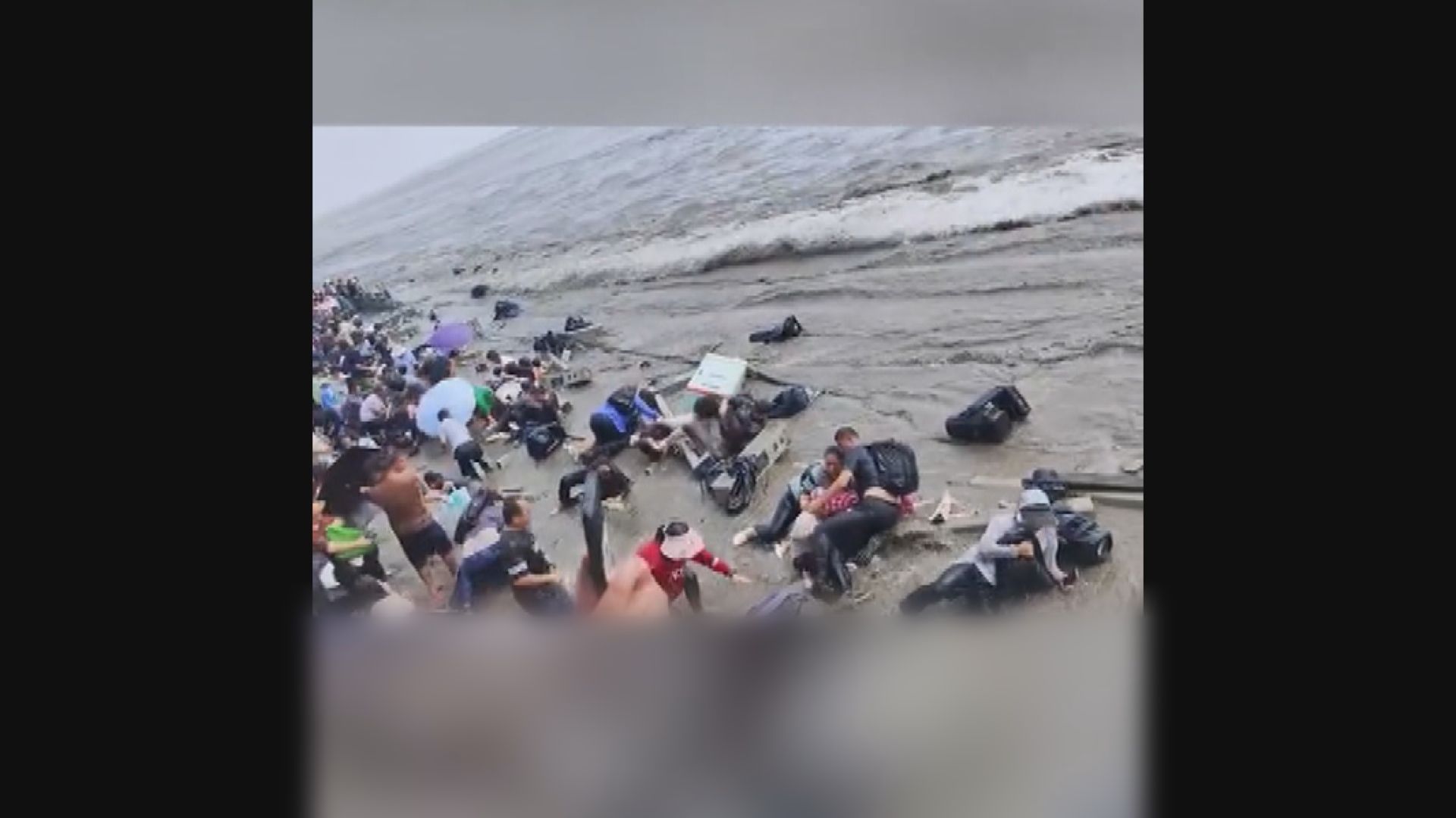 錢塘江大潮沖塌護欄觀潮人士跌倒受傷