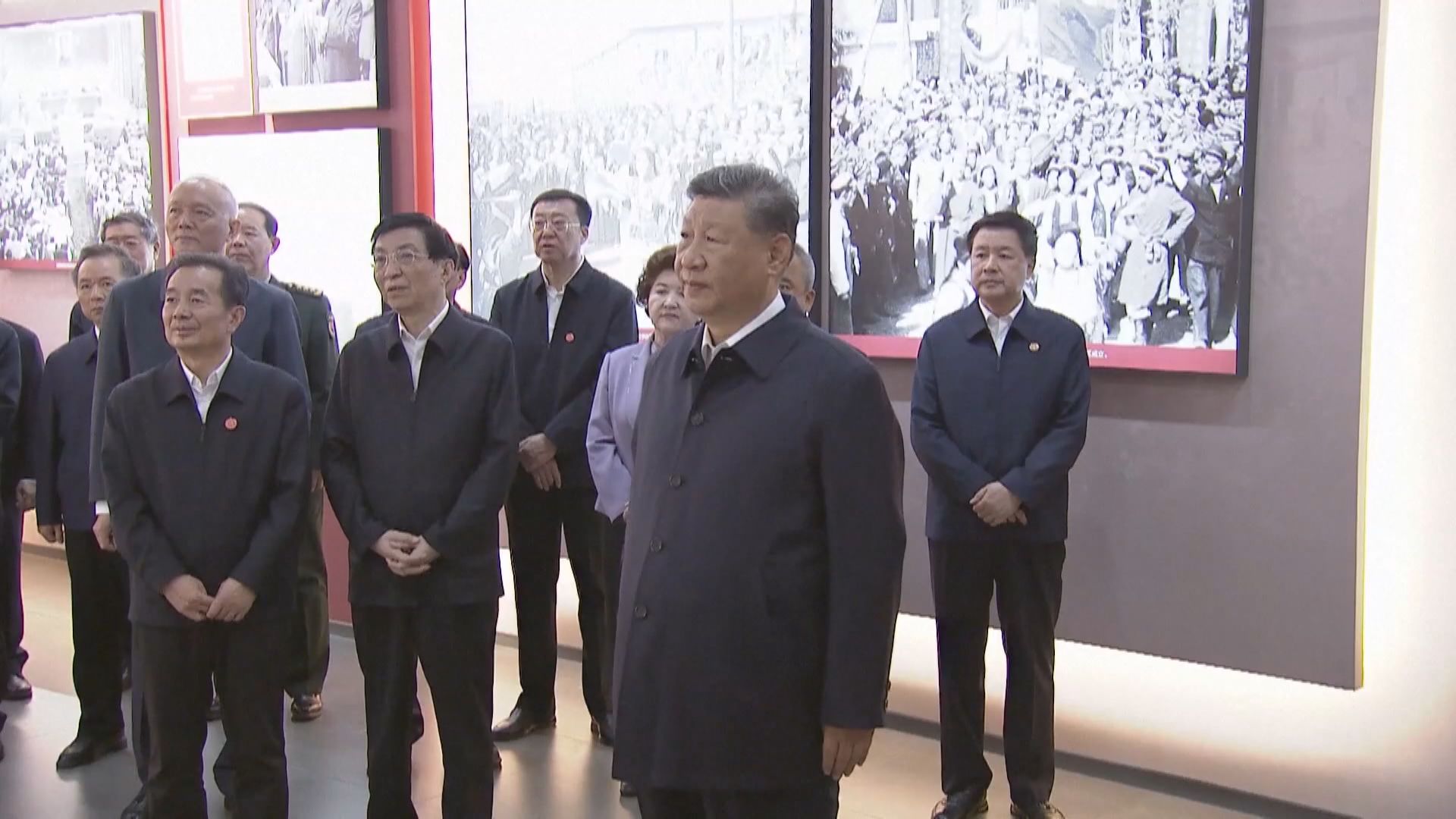 習近平參觀新疆維吾爾自治區主題成就展