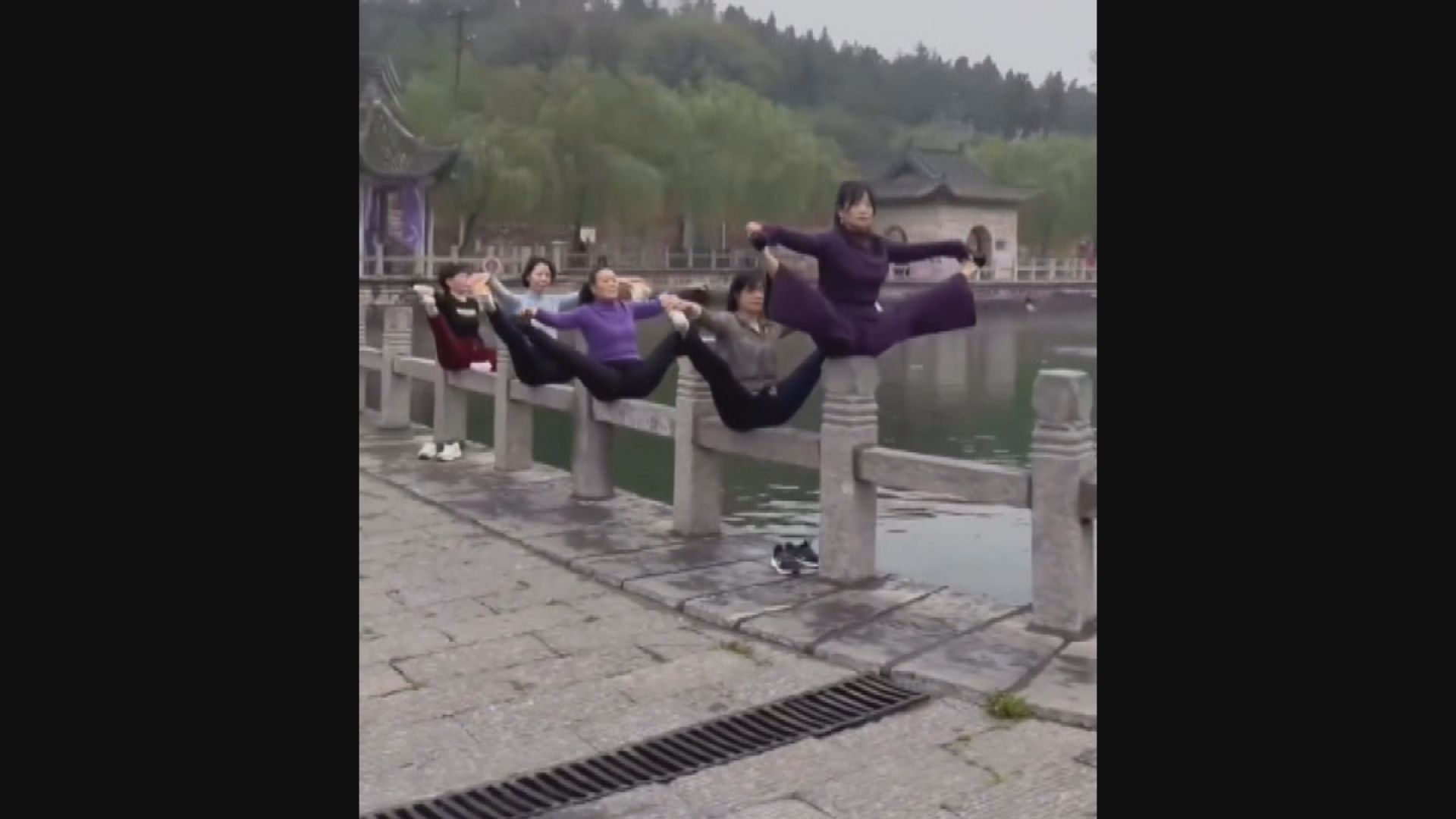 河南景區有民眾湖邊分腿做瑜伽受批評