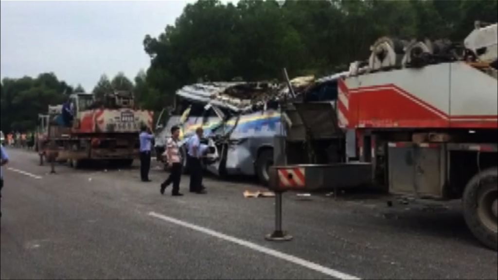 廣昆高速巴士翻側　司機疑駕駛期間突然昏迷