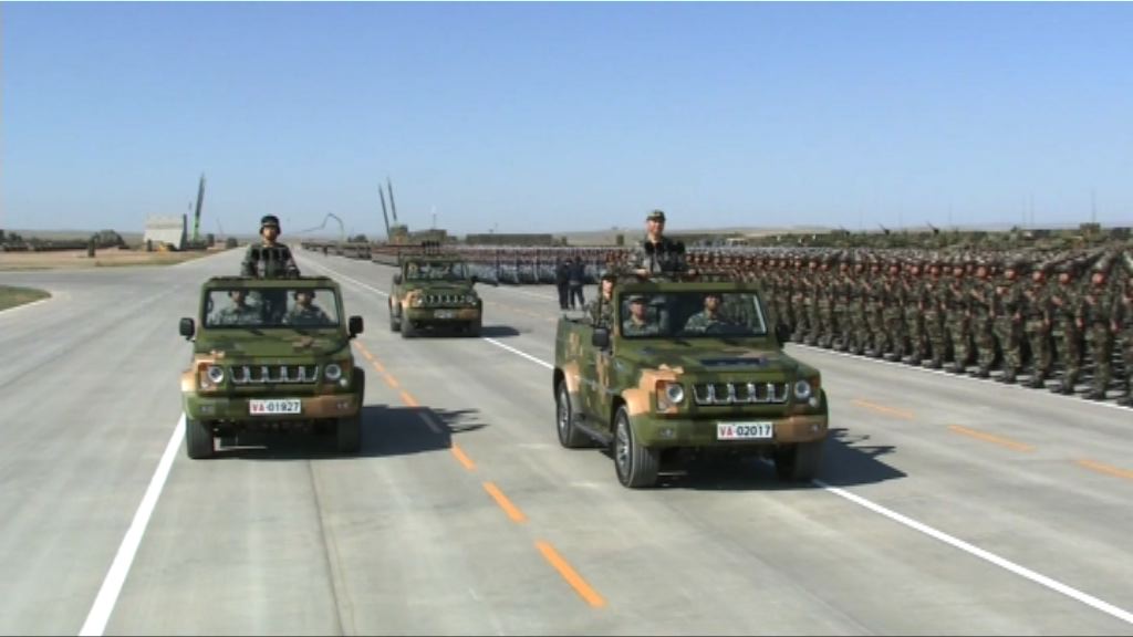 解放軍首次沙場閱兵