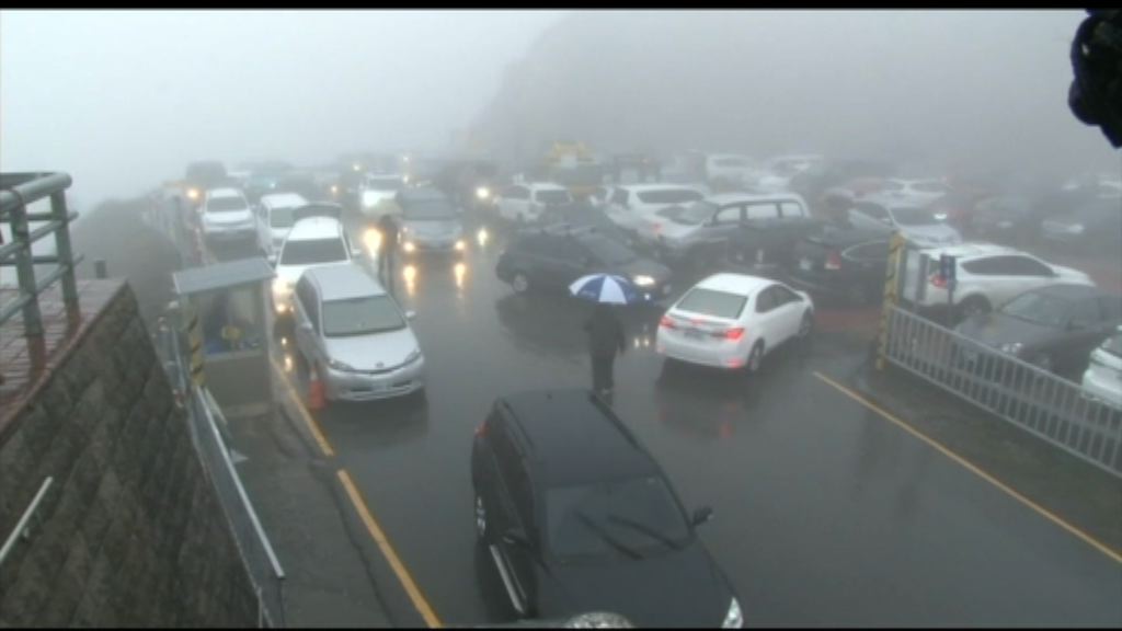 台灣大批民眾上山賞雪