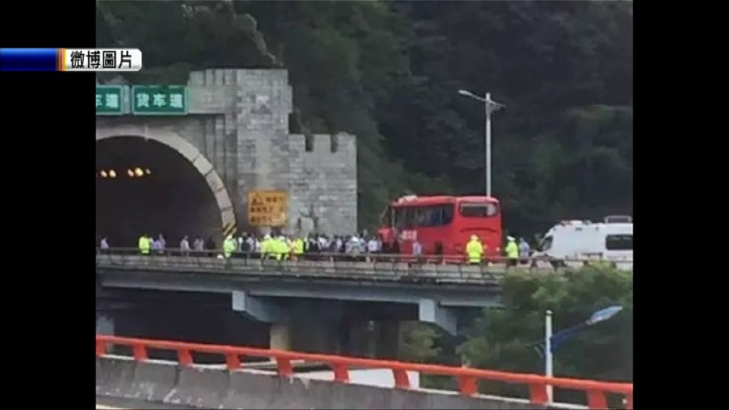 陝西旅遊巴在隧道撞牆釀近50死傷