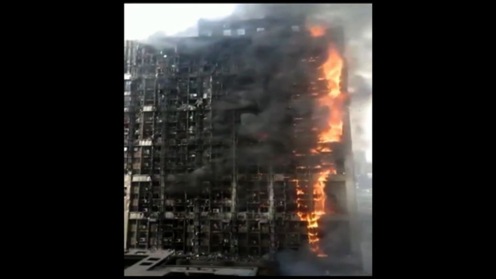 河南鄭州一棟寫字樓大火