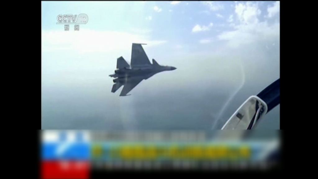 殲15戰鬥機進行升降演練