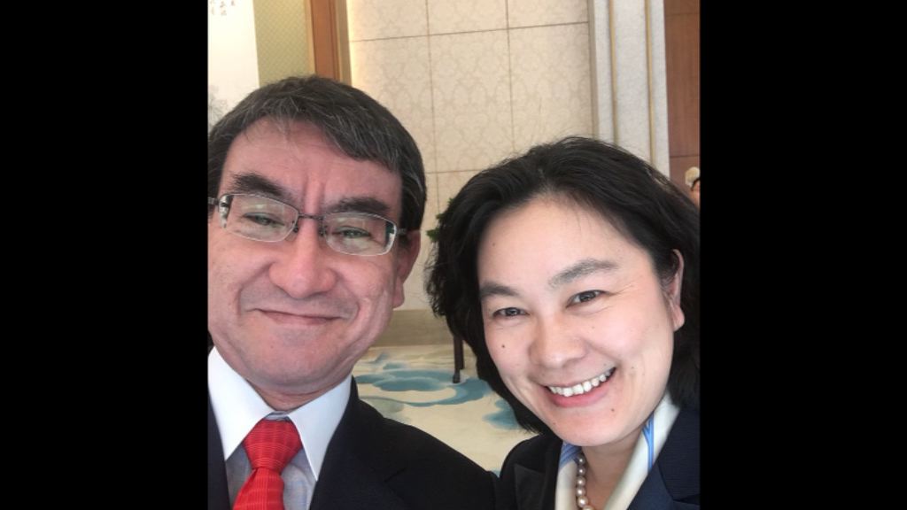 日外相與外交部發言人自拍惹熱議