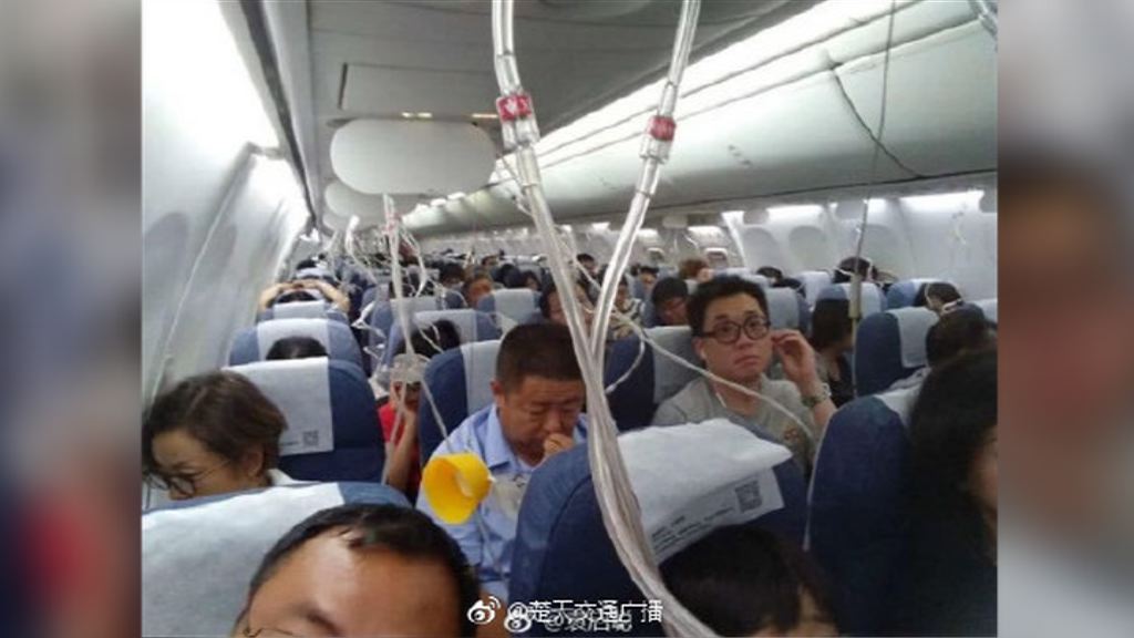 國航客機急降七千米　因副機師駕駛艙內吸煙