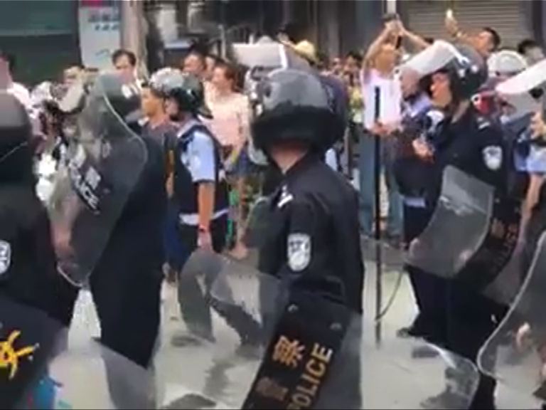 肇慶過萬人上街　抗議興建焚化爐