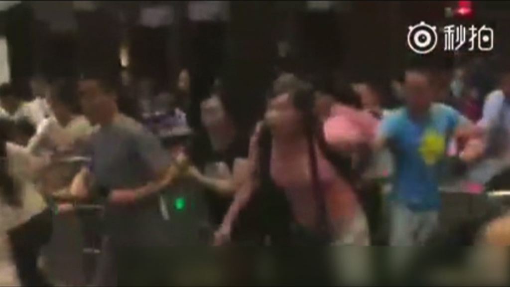 四川九寨溝縣附近七級地震　民眾湧上街頭