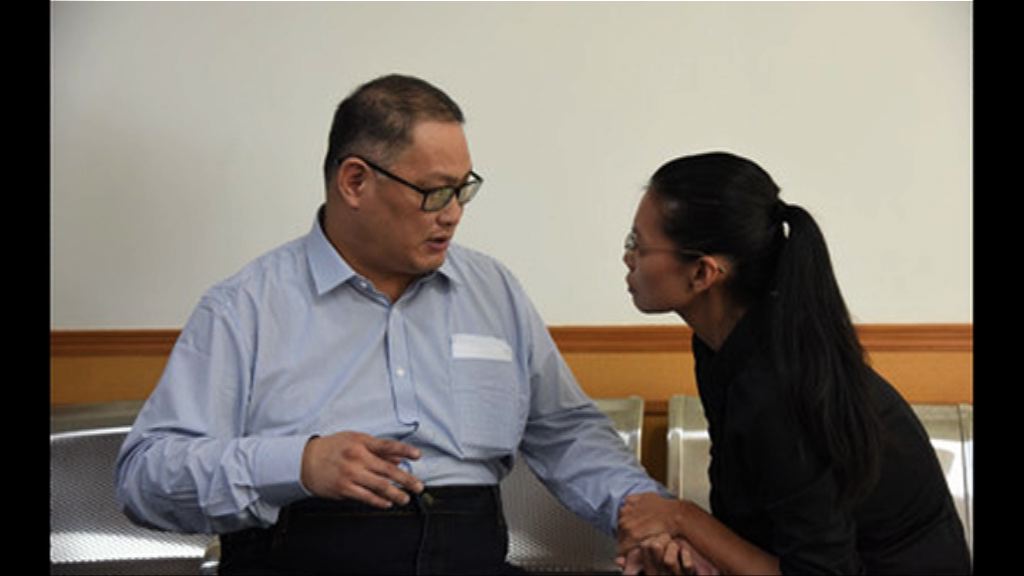 李明哲獲准與妻母見面