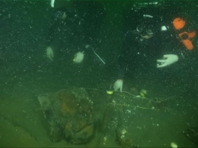 考古成員為致遠艦進行調查打撈