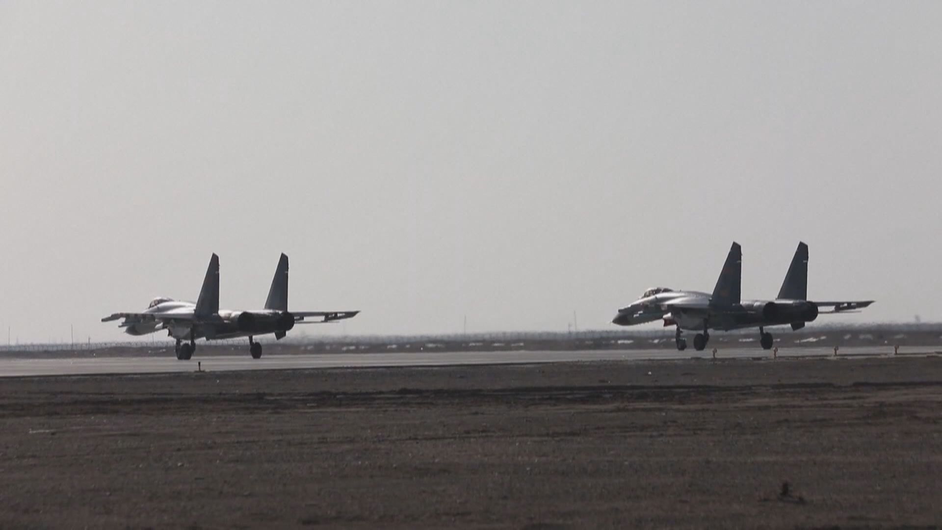 解放軍據報在南海向加軍直升機發射照明彈 中方指不掌握相關情況