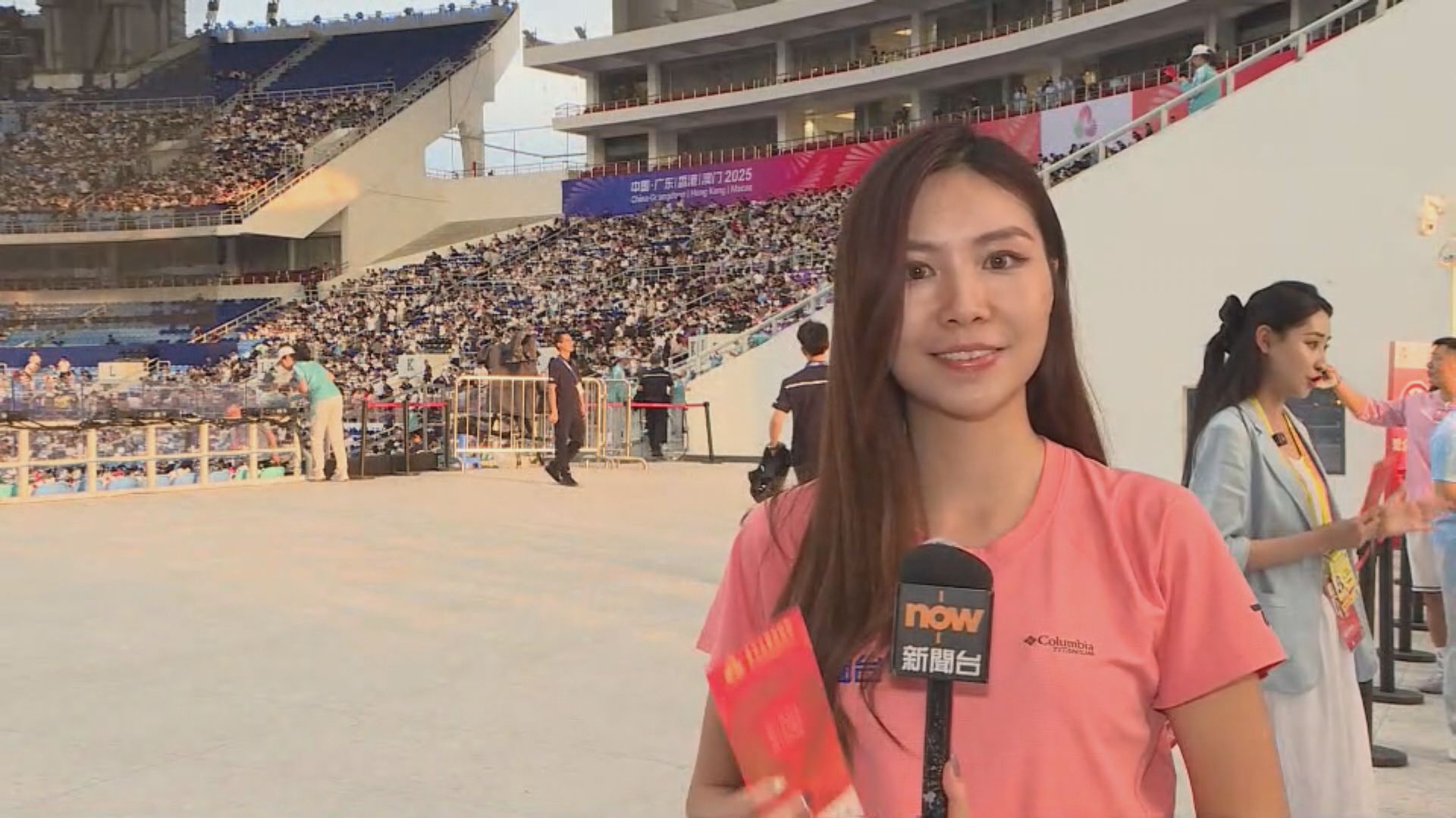 廣州直擊｜全運會開幕禮場館有不少觀眾打卡或買紀念品　入場前需接受多重安檢