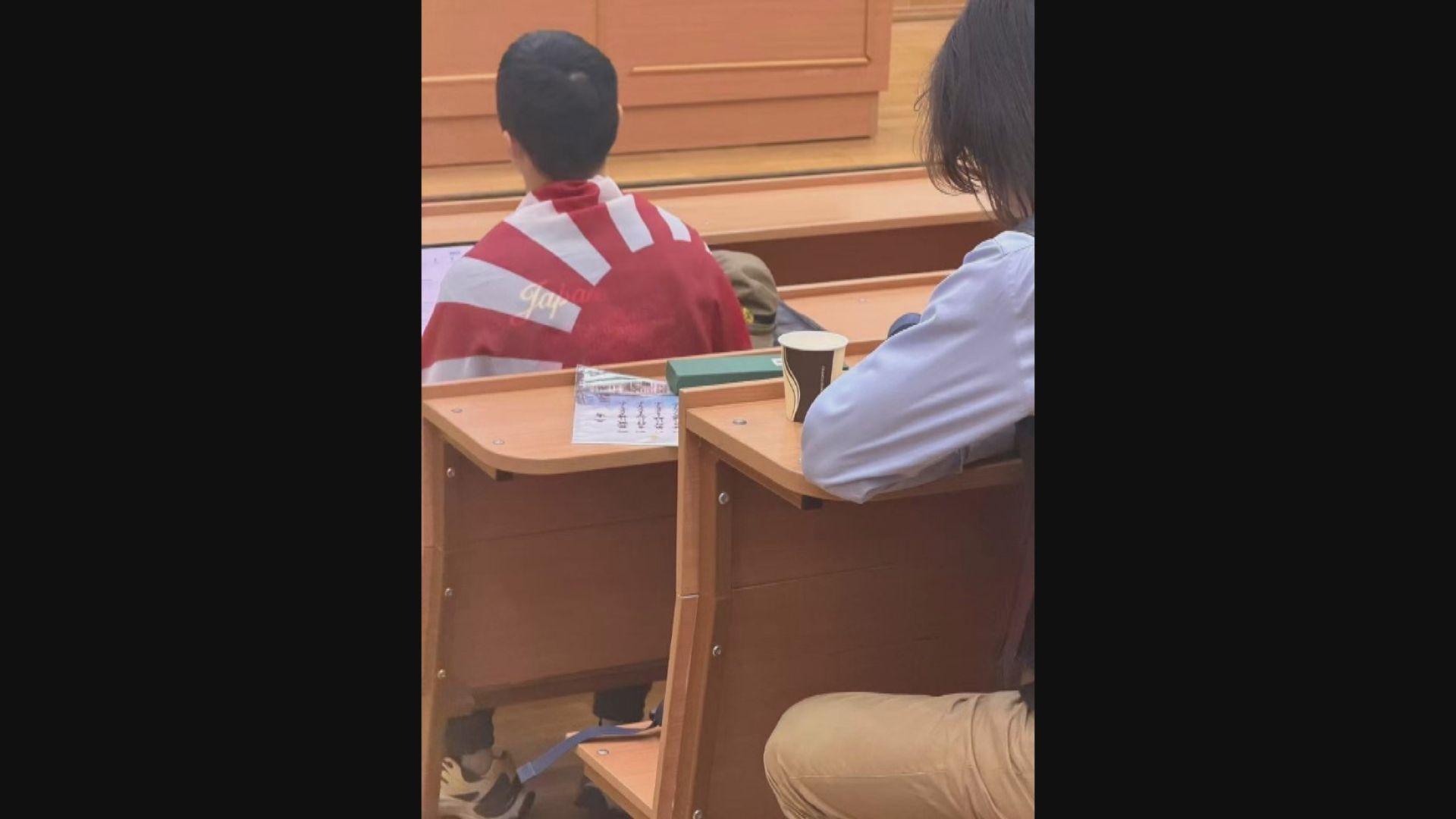 莫斯科大學南京留學生披旭日旗上課　內地官媒斥公然冒犯　男生拍片道歉