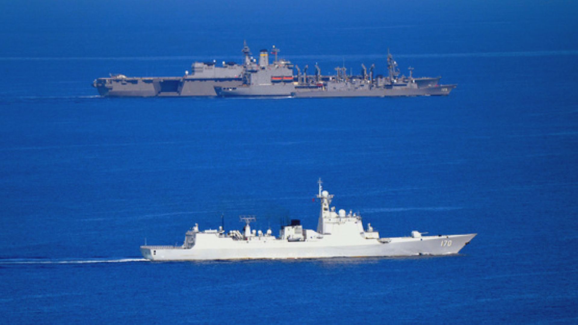 解放軍艦在南海近距離監視美軍艦為日護衛艦補給