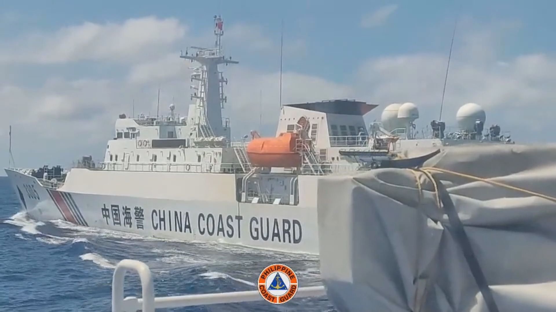 菲律賓炮艇侵闖黃岩島 中國海警船依法驅離