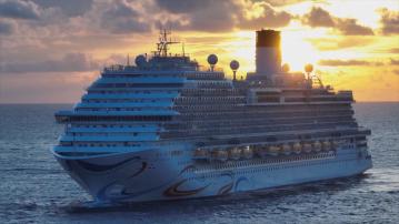 中國首艘國產大型郵輪停靠南韓濟州港口