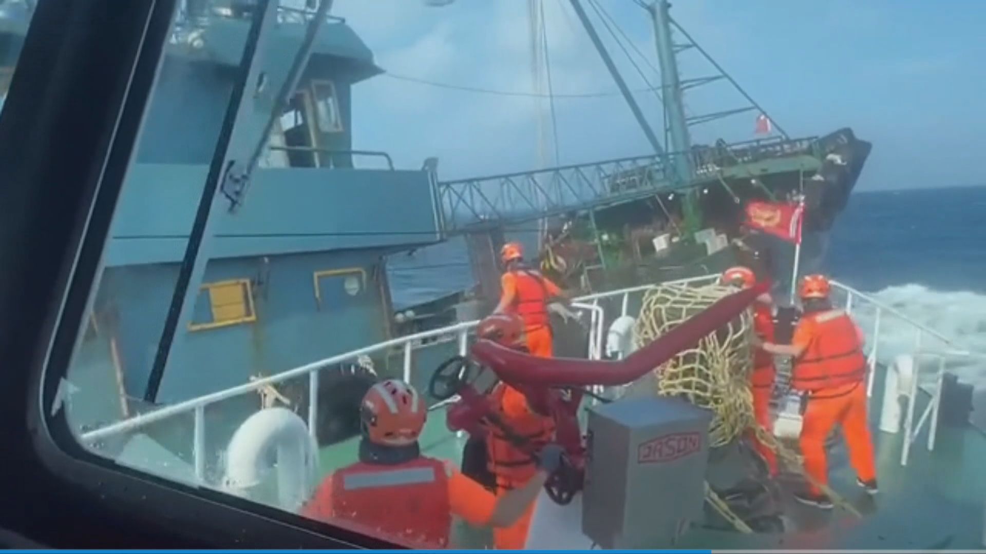 台灣海巡署稱在新竹海域扣押一艘越界捕撈的大陸漁船和17人