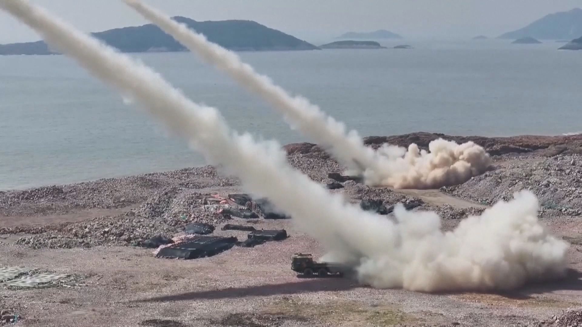 解放軍山東艦航母編隊　台灣以東海空域進行打擊演練