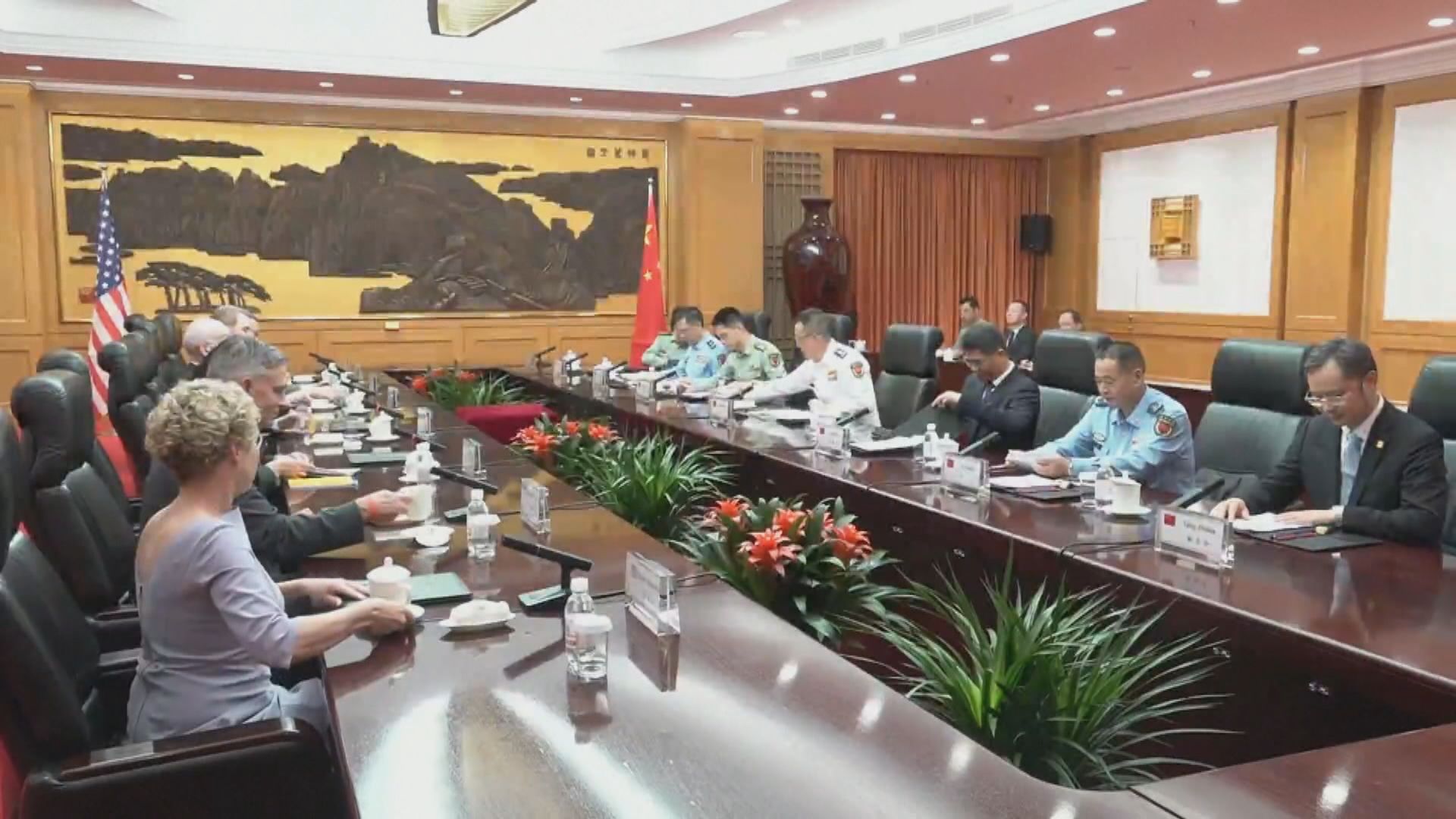 訪華的美國眾議院代表團會見何立峰及董軍