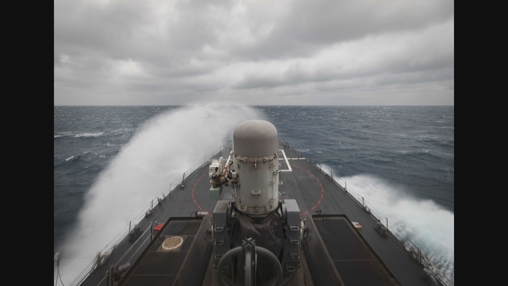 美國兩艘軍艦通過台灣海峽