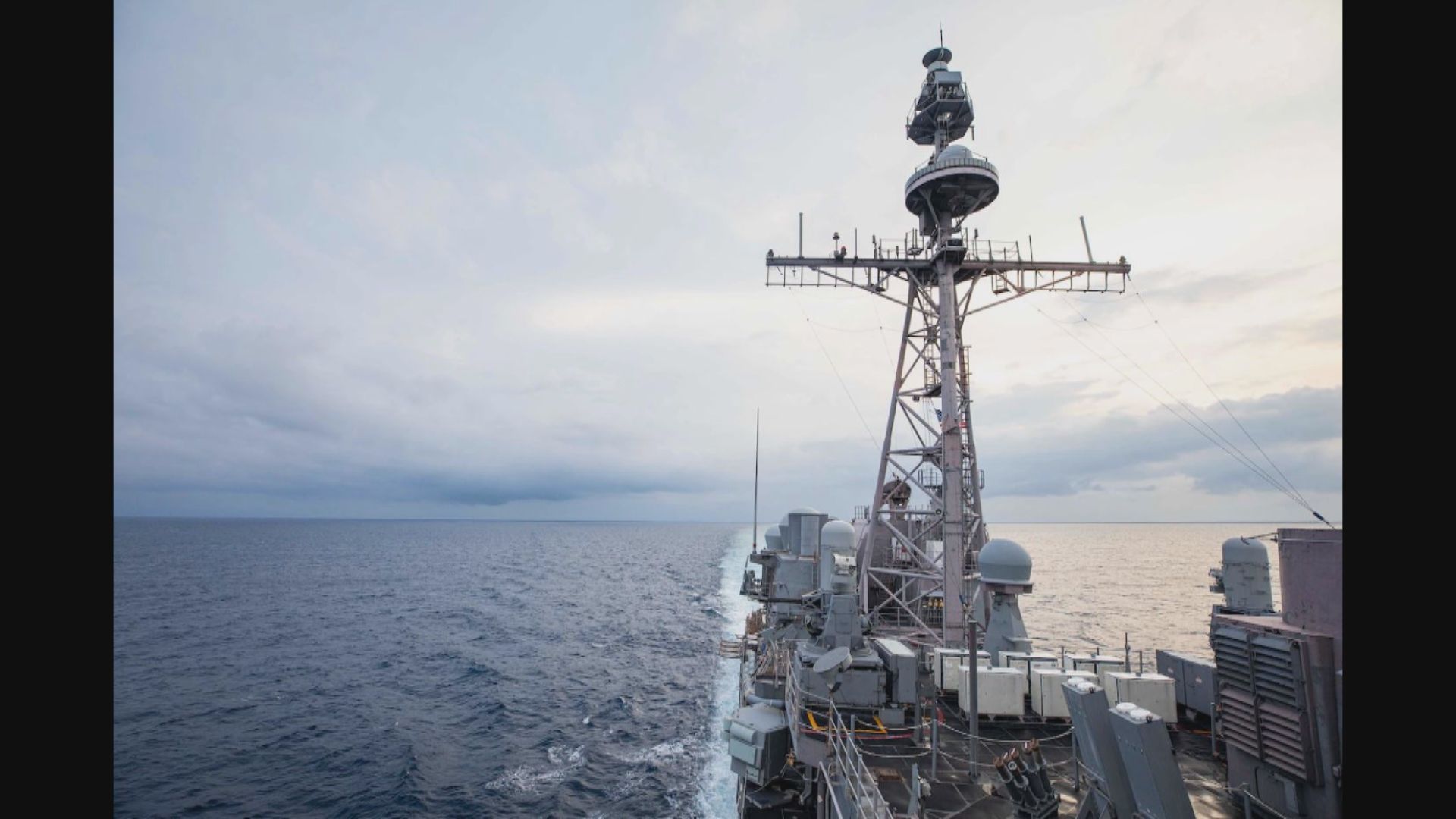 美兩艘軍艦穿越台海　解放軍稱做好隨時挫敗挑釁準備 