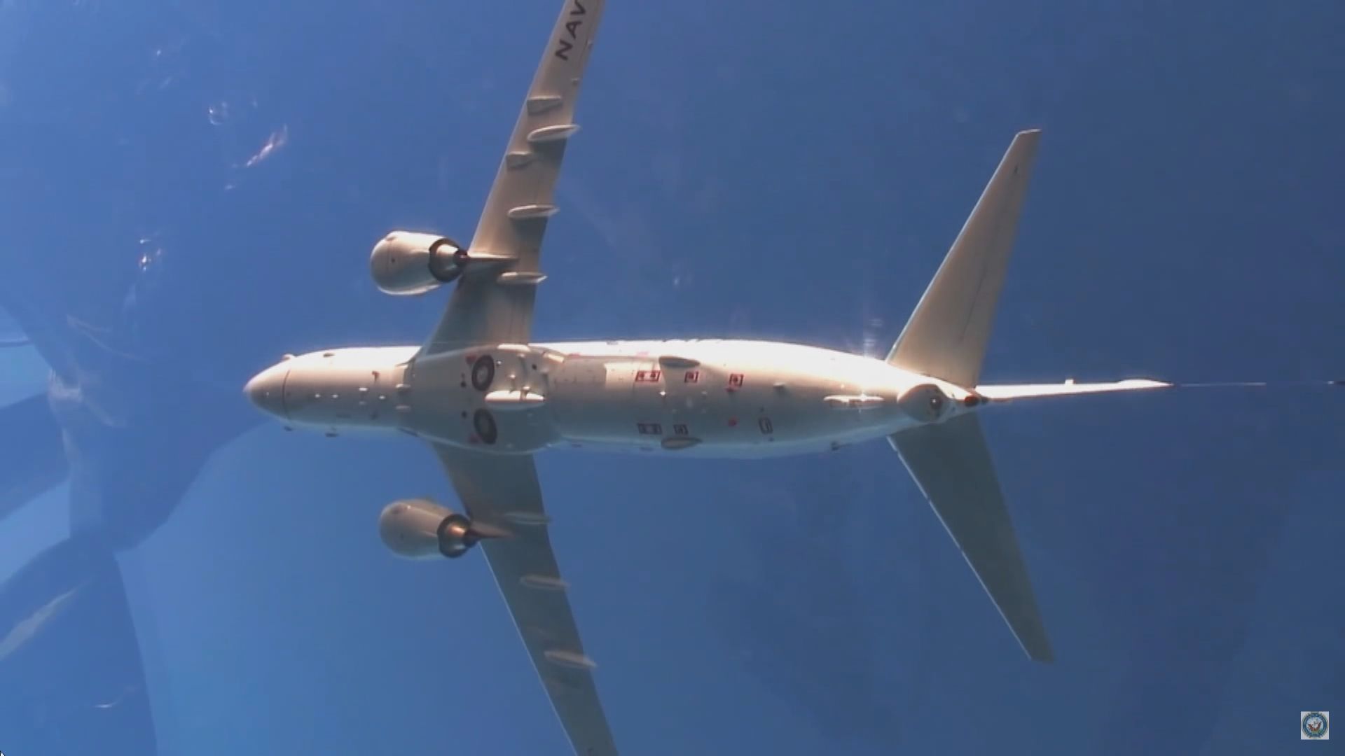 美軍P-8A反潛巡邏機飛越台海　解放軍戰機全程跟監