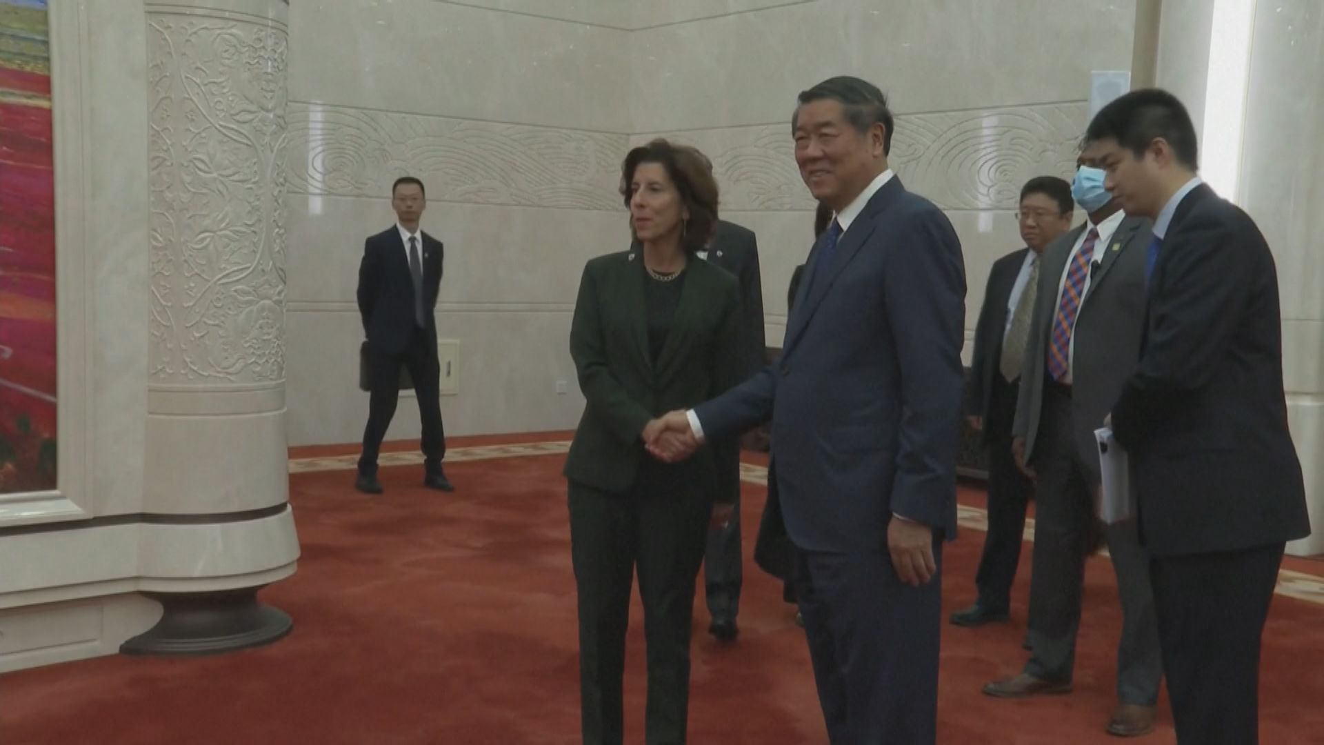 副總理何立峰會見美國商務部長雷蒙多