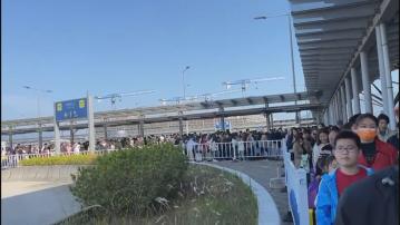 港珠澳大橋口岸繁忙 出入境均出現等車人龍 巴士公司增加班次