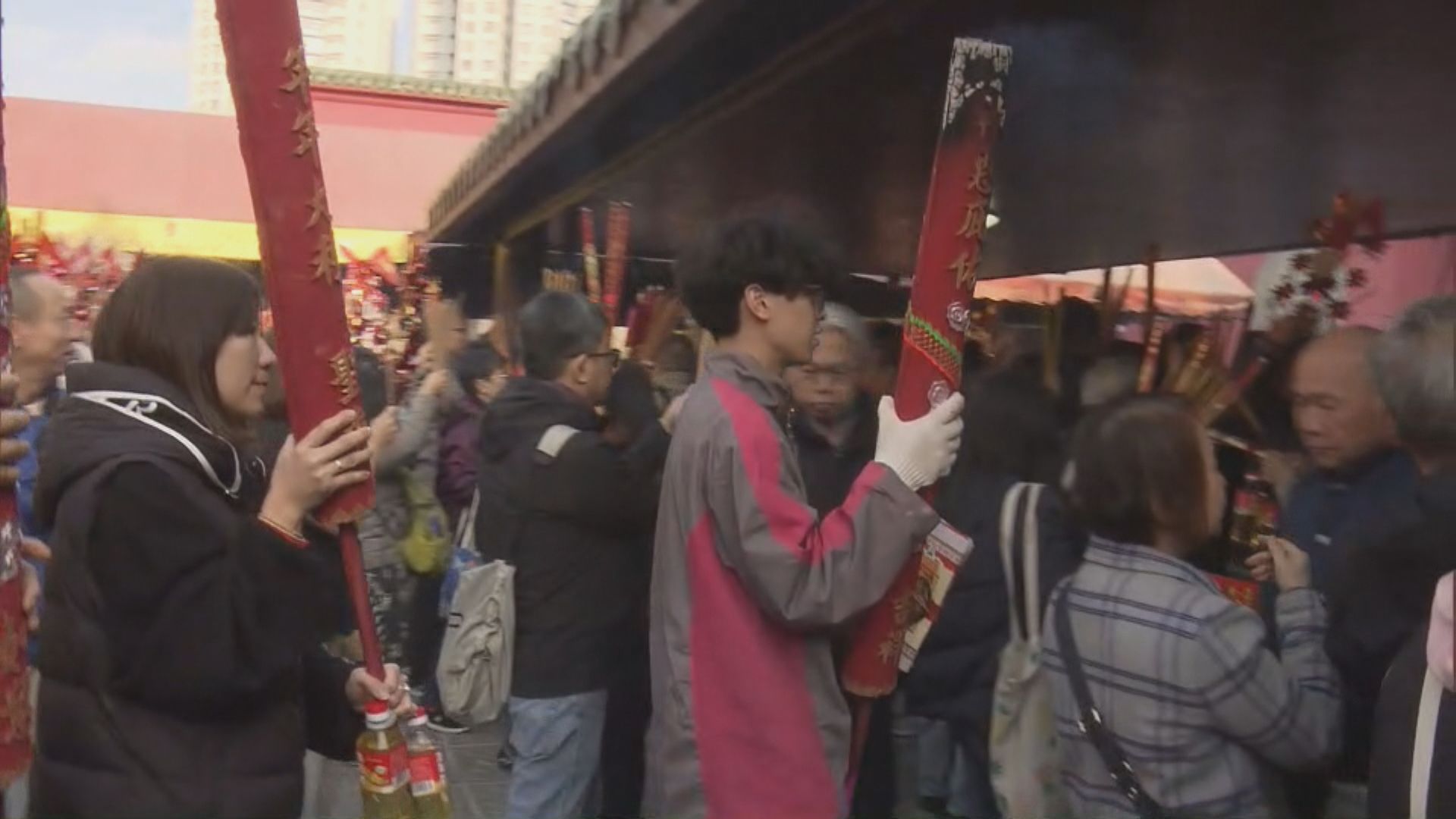 大批市民到沙田車公廟祈福　冀經濟好轉