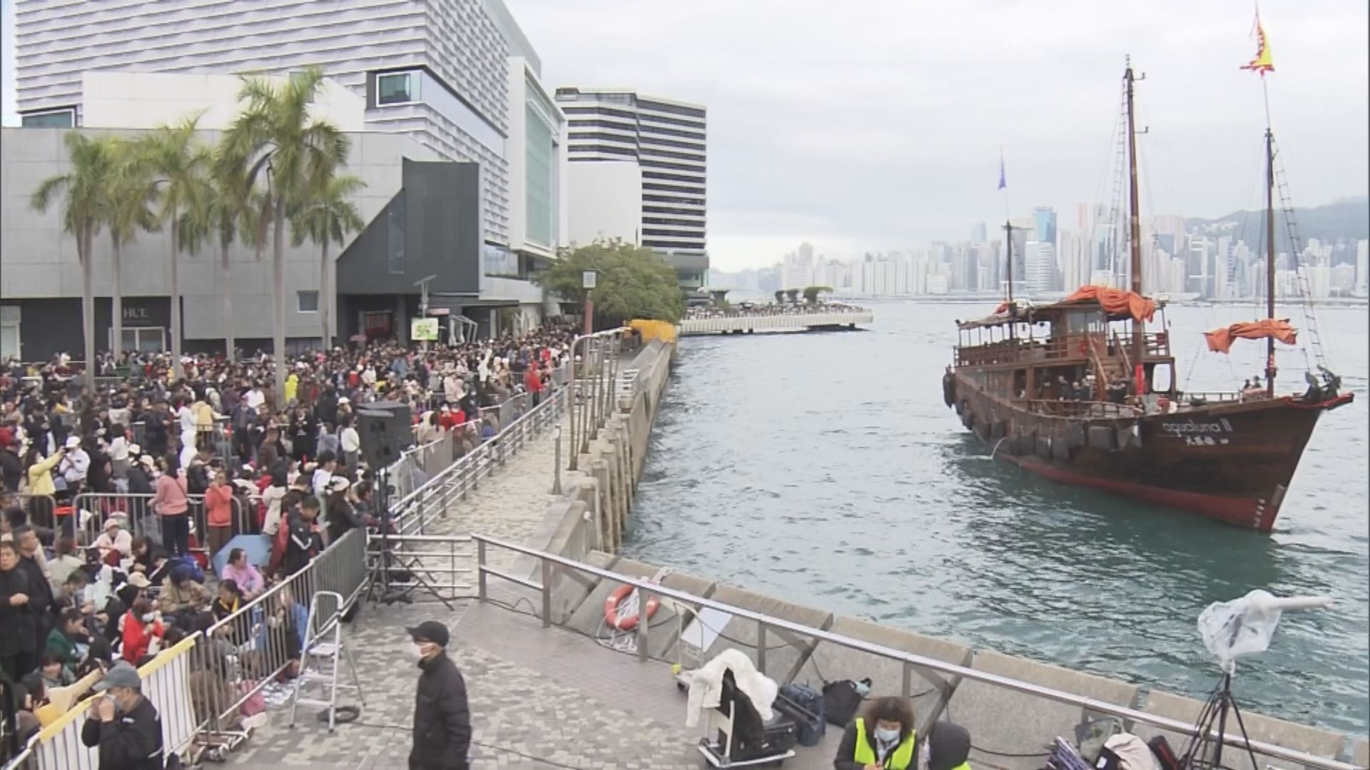 煙花匯演晚上八時上演　市民遊客尖沙咀海旁霸位