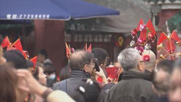 黃大仙善信眾多港鐵站A出口暫時關閉 有人到大埔林村拋寶牒許願