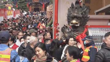 黃大仙善信眾多 港鐵站A出口一度關閉 有人到大埔林村拋寶牒許願