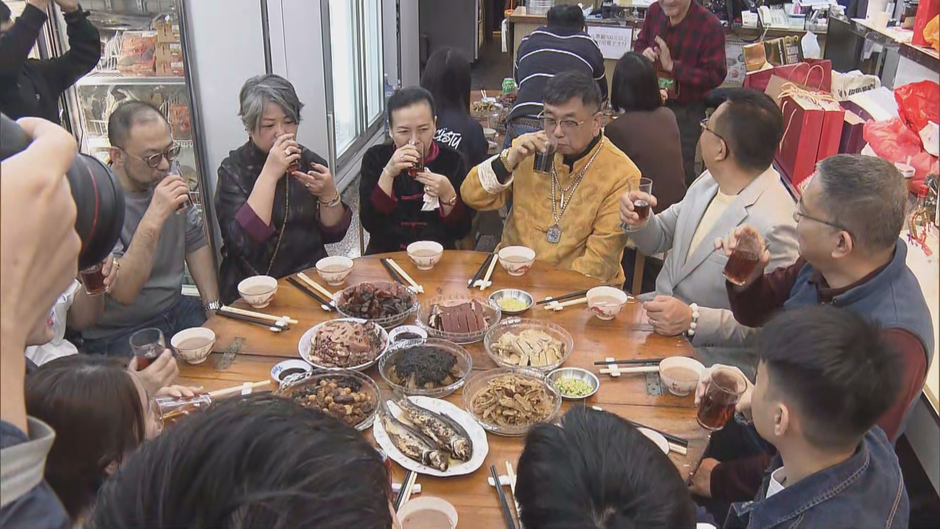 年初二開年飯｜上環老字號海味店按傳統與員工吃飯　冀馬年生意好轉