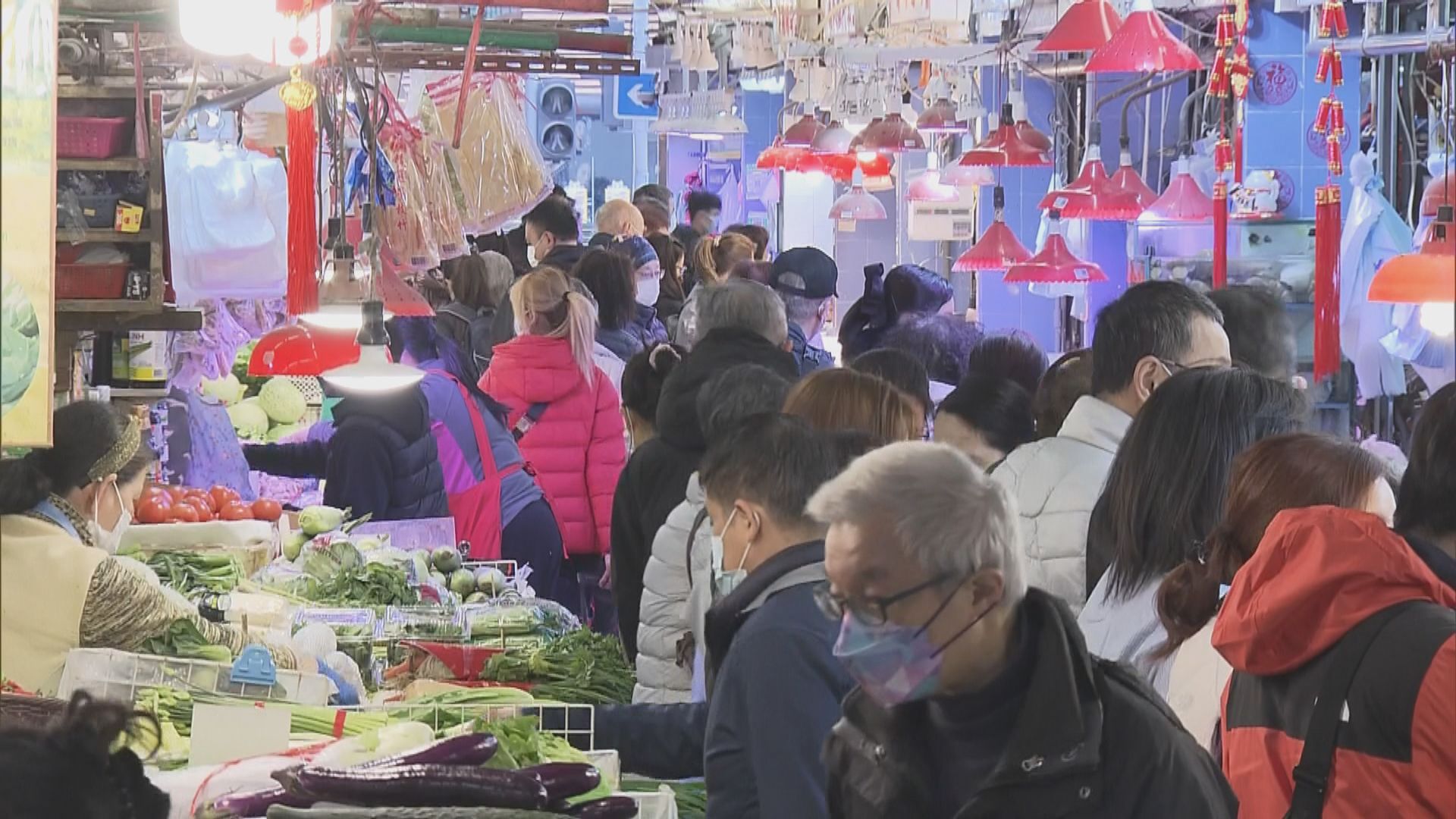 晚市禁堂食　街市迫滿人選購食材準備團年飯