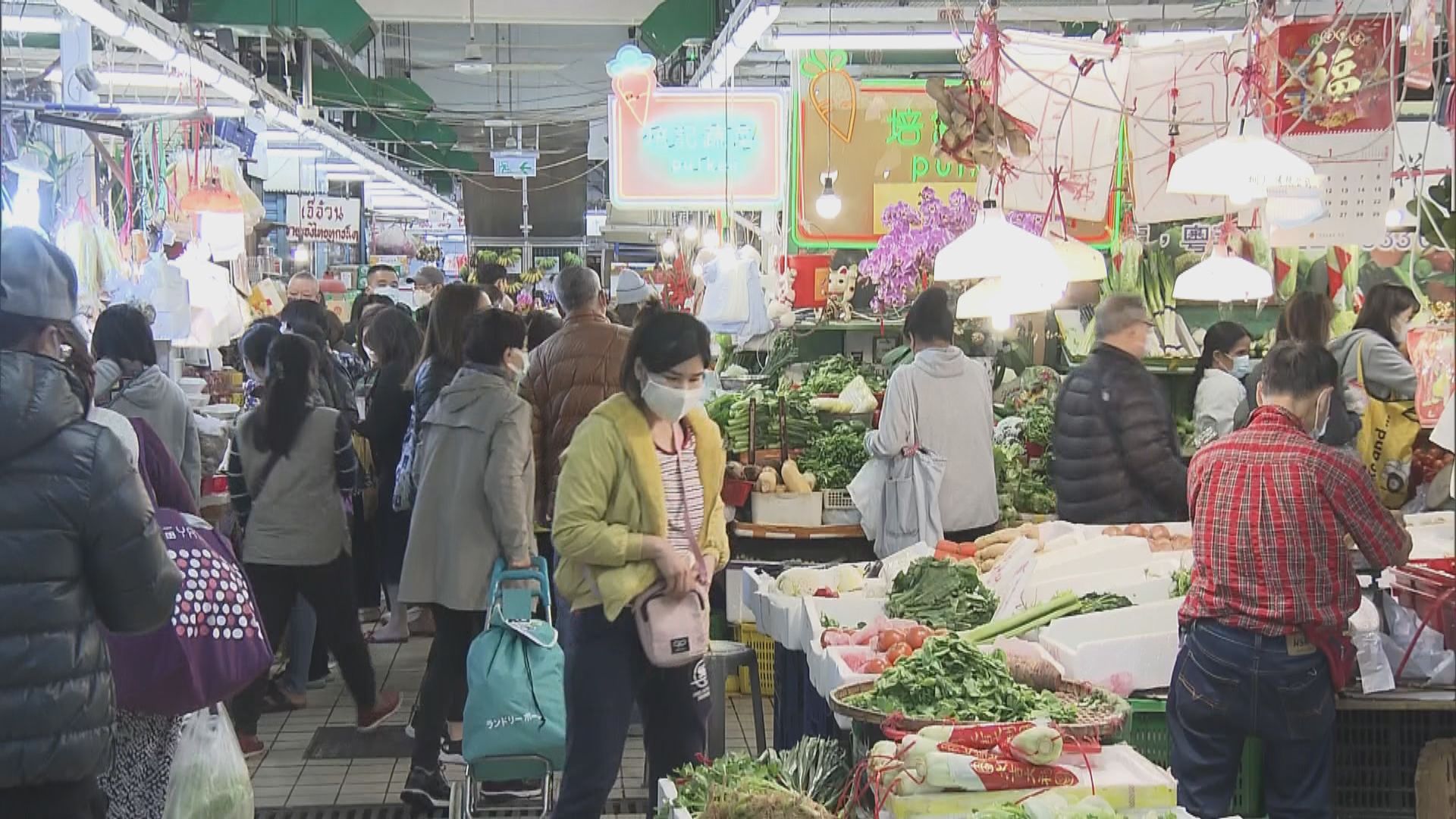 晚市禁堂食　街市迫滿人選購食材準備團年飯