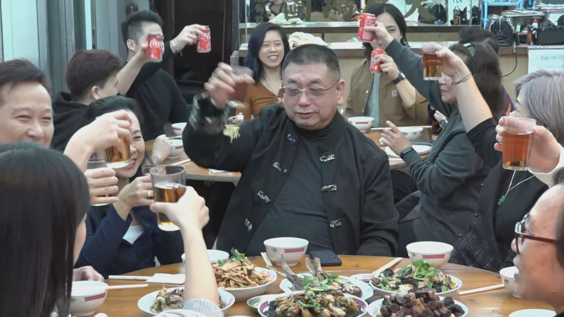 海味店按傳統吃開年飯　冀來年生意好健康好