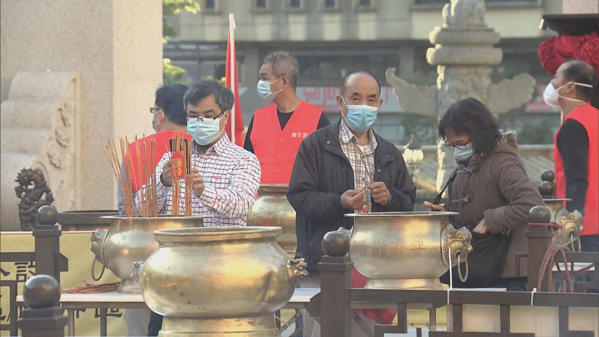 年初一大批善信到黃大仙祠參拜　過百人在門外排隊