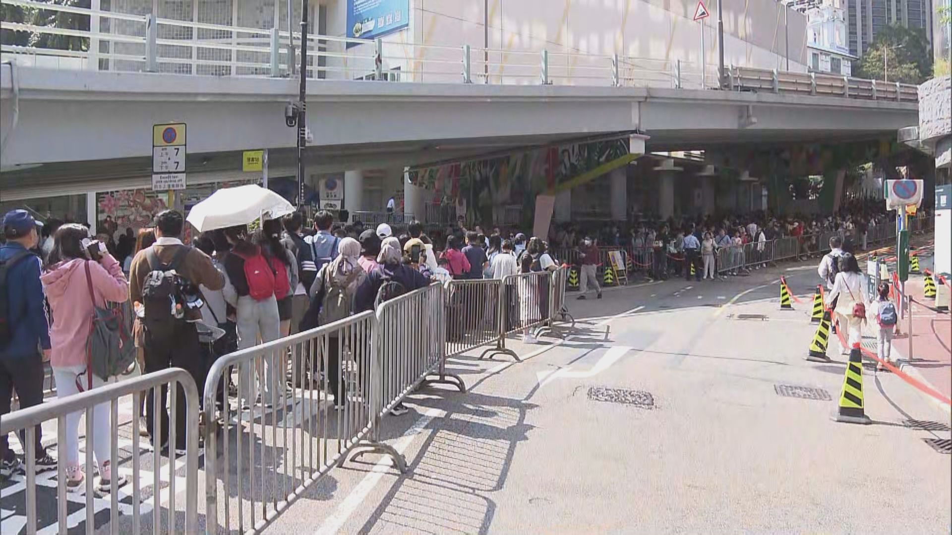 農曆新年｜山頂纜車站外大排長龍　一度要等1.5小時