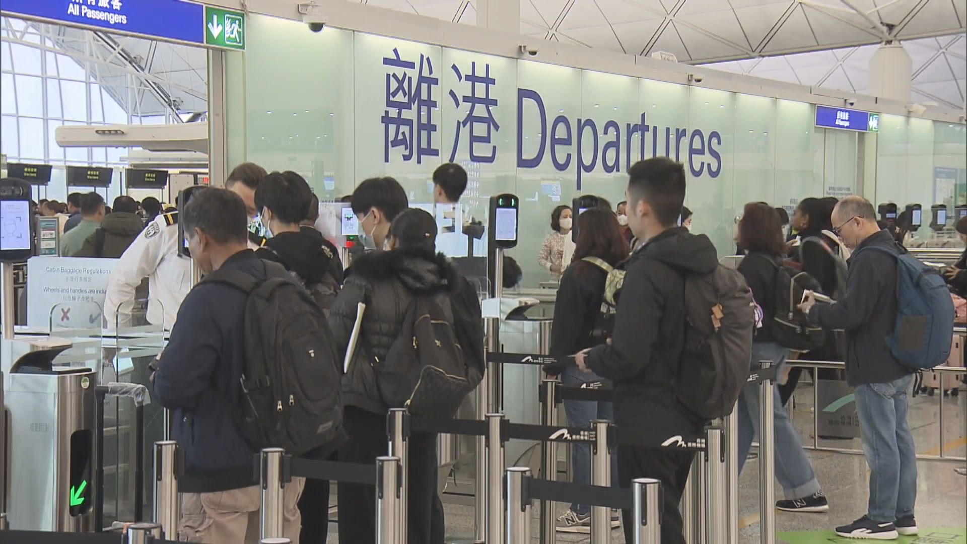 機場不少市民準備外遊度歲