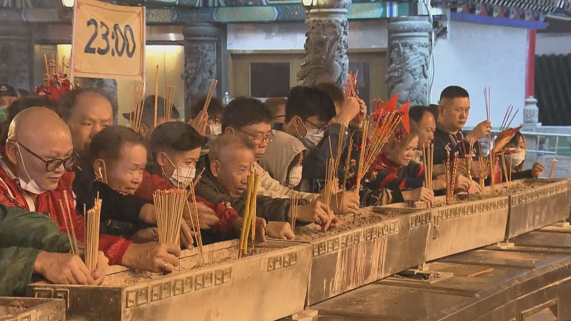 大批善信上鼠年頭炷香　黃大仙祠通宵開放