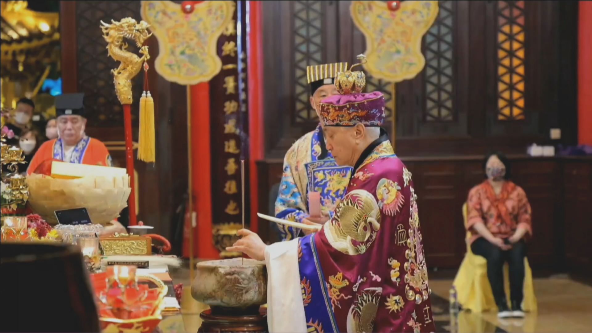 黃大仙祠網上直播上頭炷香儀式　有善信祠外遙距祈福