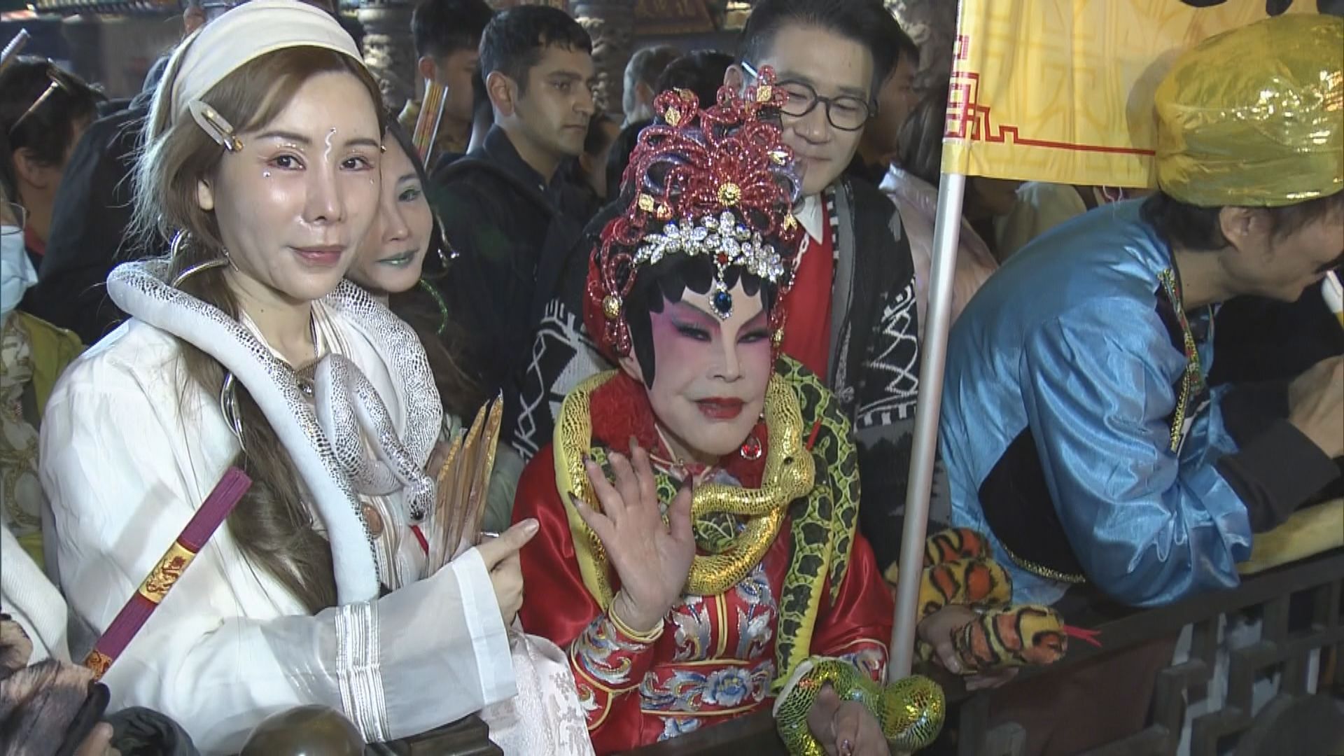 黃大仙祠除夕通宵開放　善信扮蛇參拜冀擋來年壞事