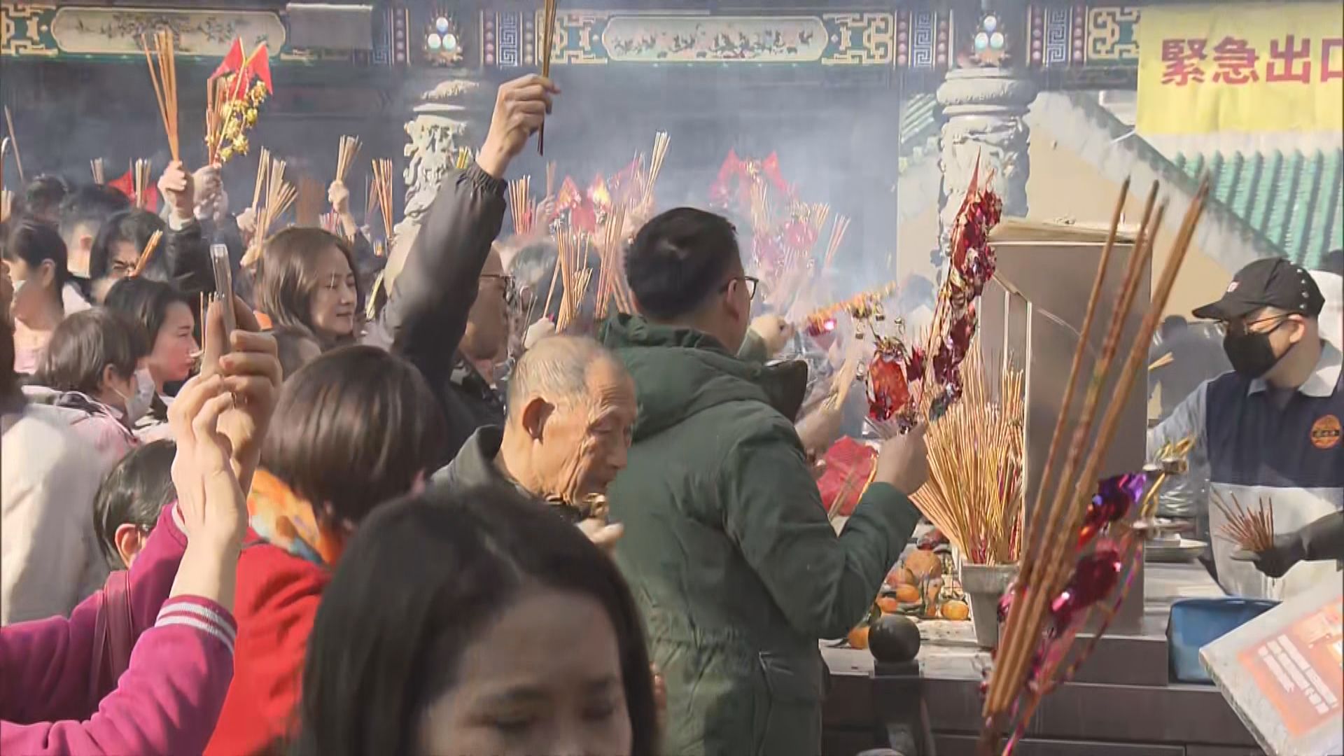 不少善信年初一到黃大仙祠祈福　中學生冀打羽毛球有進步