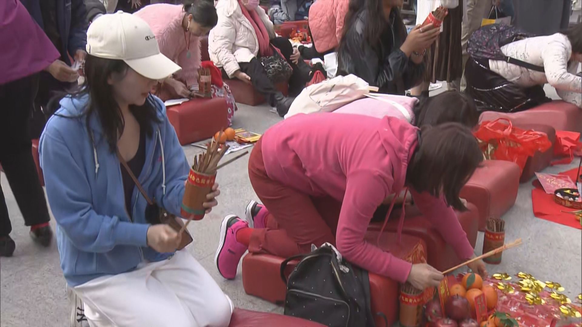 不少善信年初一到黃大仙祠祈福　祠內香火鼎盛