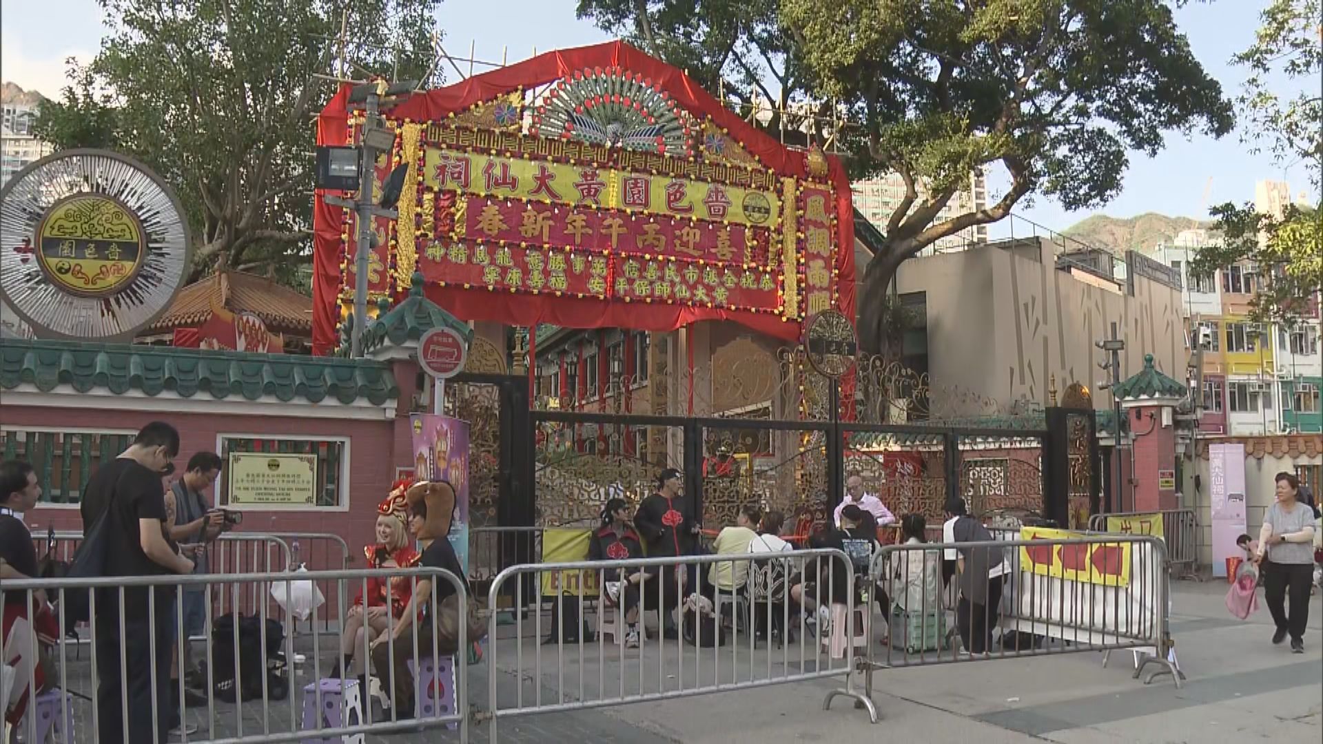 喜迎馬年｜市民黃大仙祠外排隊　等上年初一頭炷香