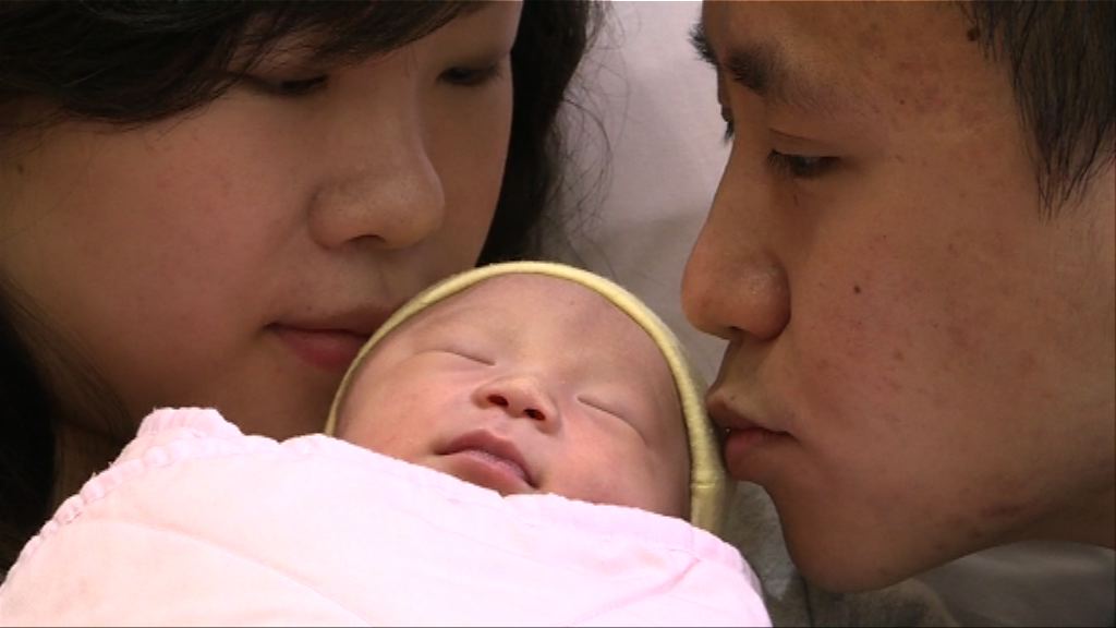 狗年兩女嬰搶閘出生