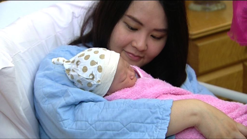 三名男嬰雞年搶閘出生