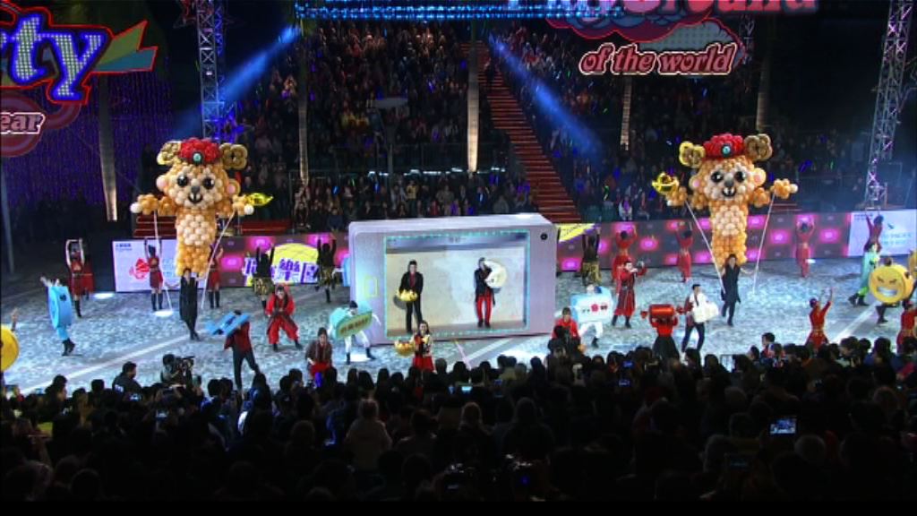 晚上市民夾道觀賞新春花車巡遊